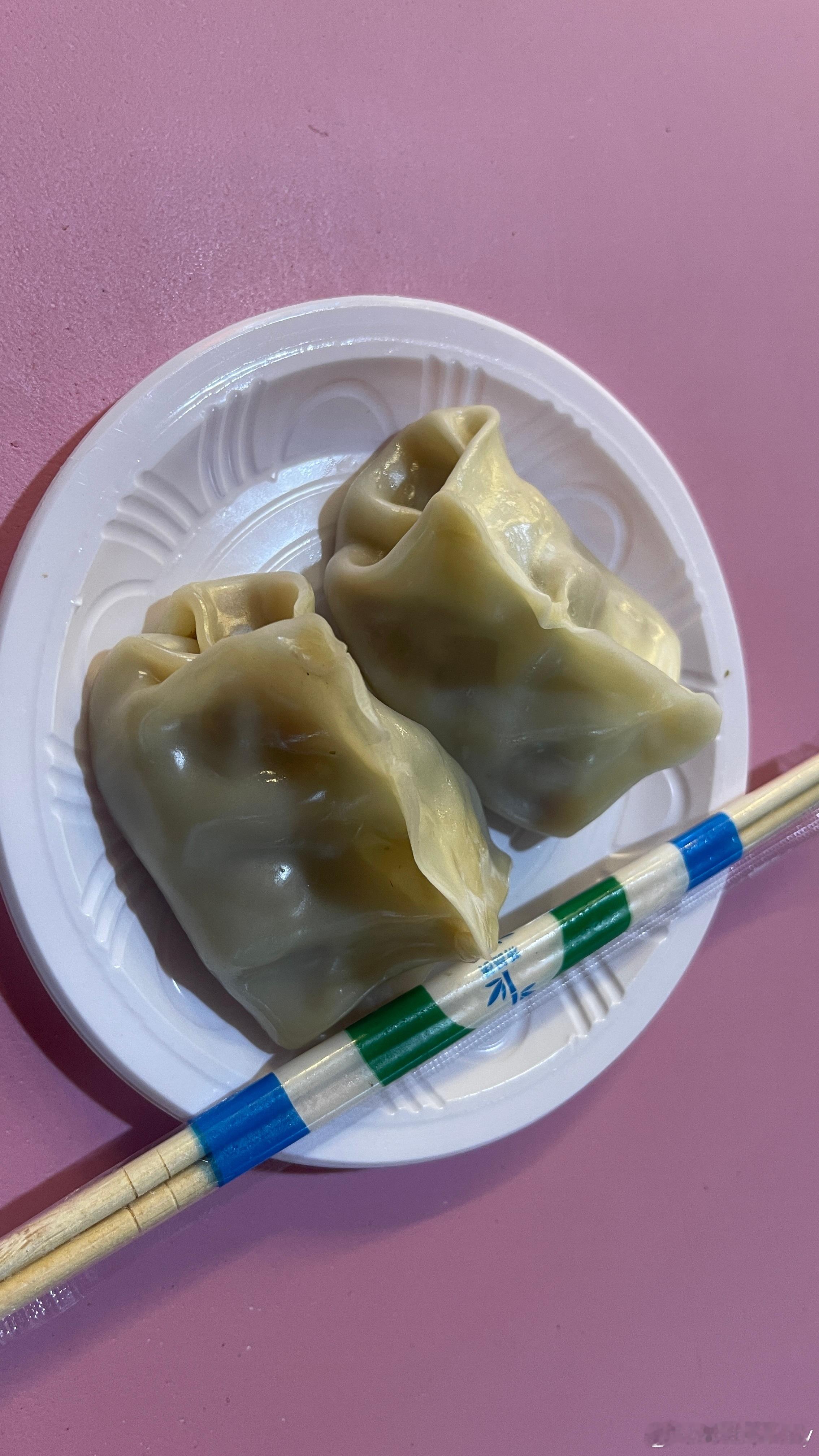 超级好吃的薄皮羊肉包子，3元1个，咬开全是肉！  ​​​