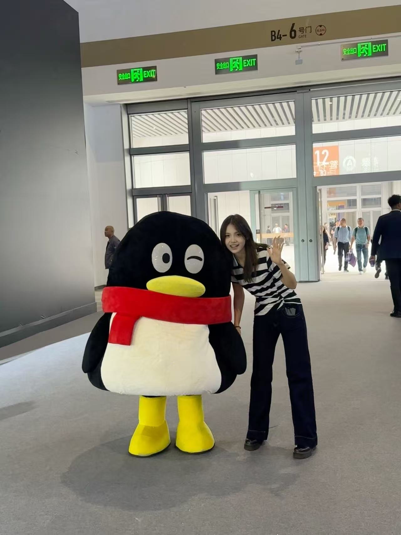零跑太会整活了，现场又是麦麦，又是QQ，又是大熊猫的，我这个爱卡通人士一看到就走