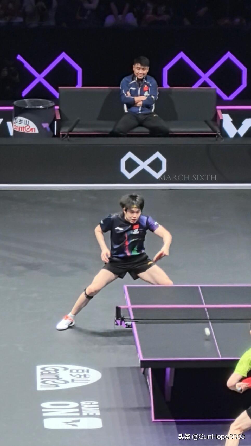 王楚钦比赛，王皓露出蜜汁微笑，赛后一起退场，这排面杠杠的。

王楚钦在努力打比赛