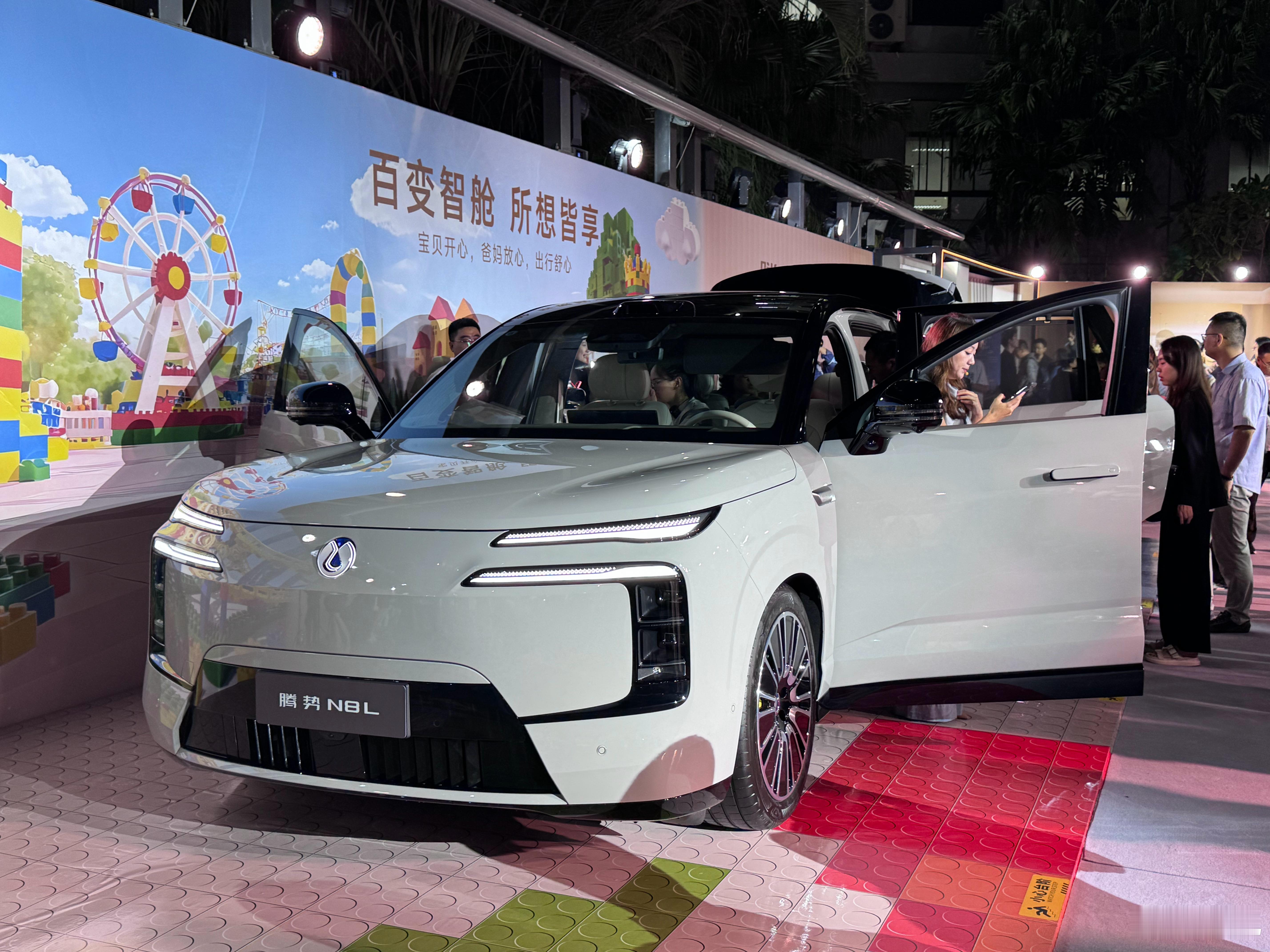 到现场了，带易三方和后轮双电机独立转向，看看这个第三排还OK吗？豪华大六座腾势N