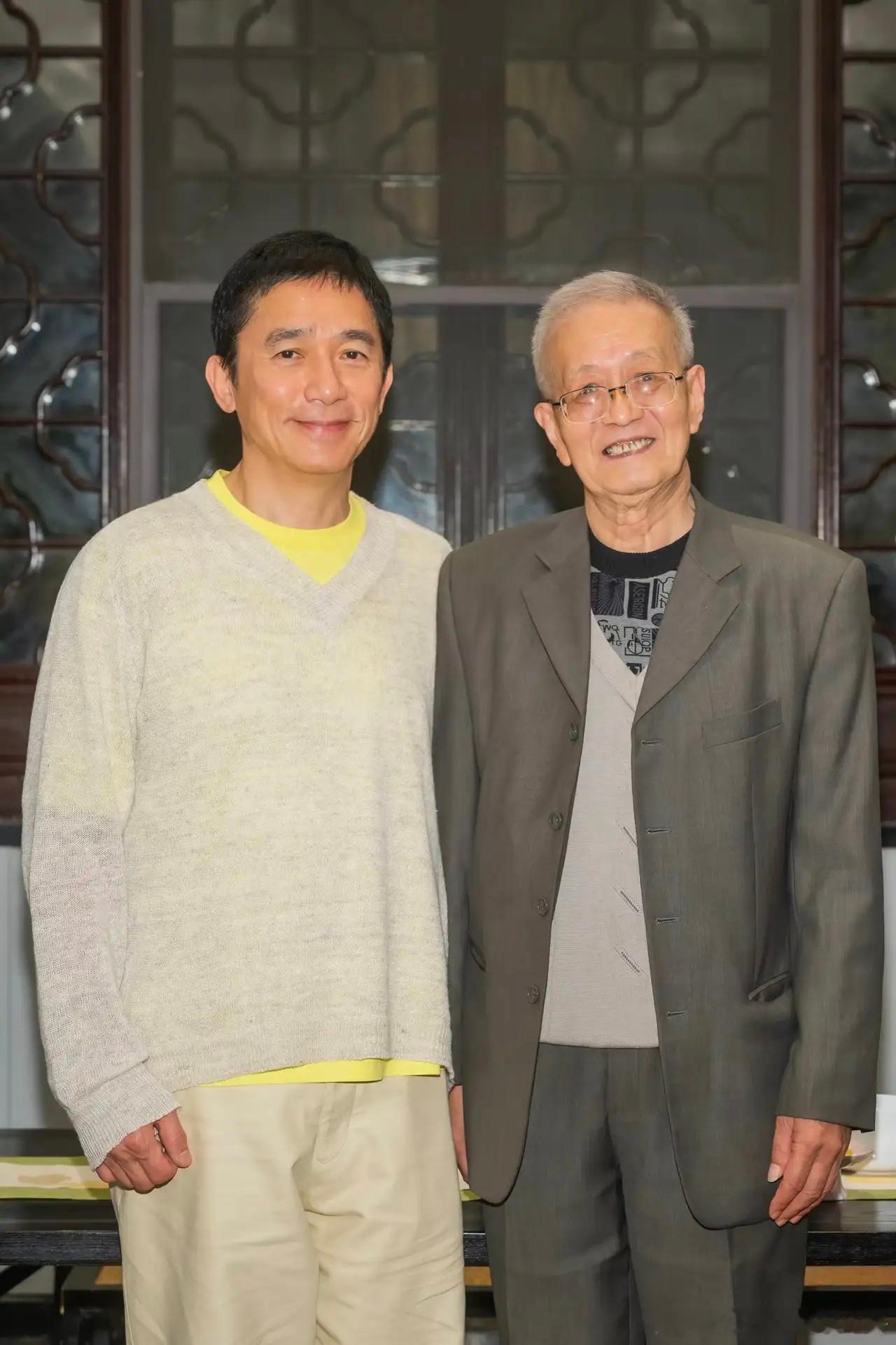 61岁刘嘉玲带老公梁朝伟回老家苏州参加同学聚会，在大合照时，他们夫妻俩稳居C位，