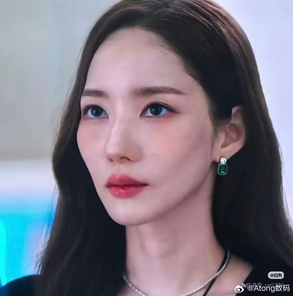 朴敏英瘦成这样穿紧身裤都透着骨感瘦的太恐怖了好像说是有点厌食 