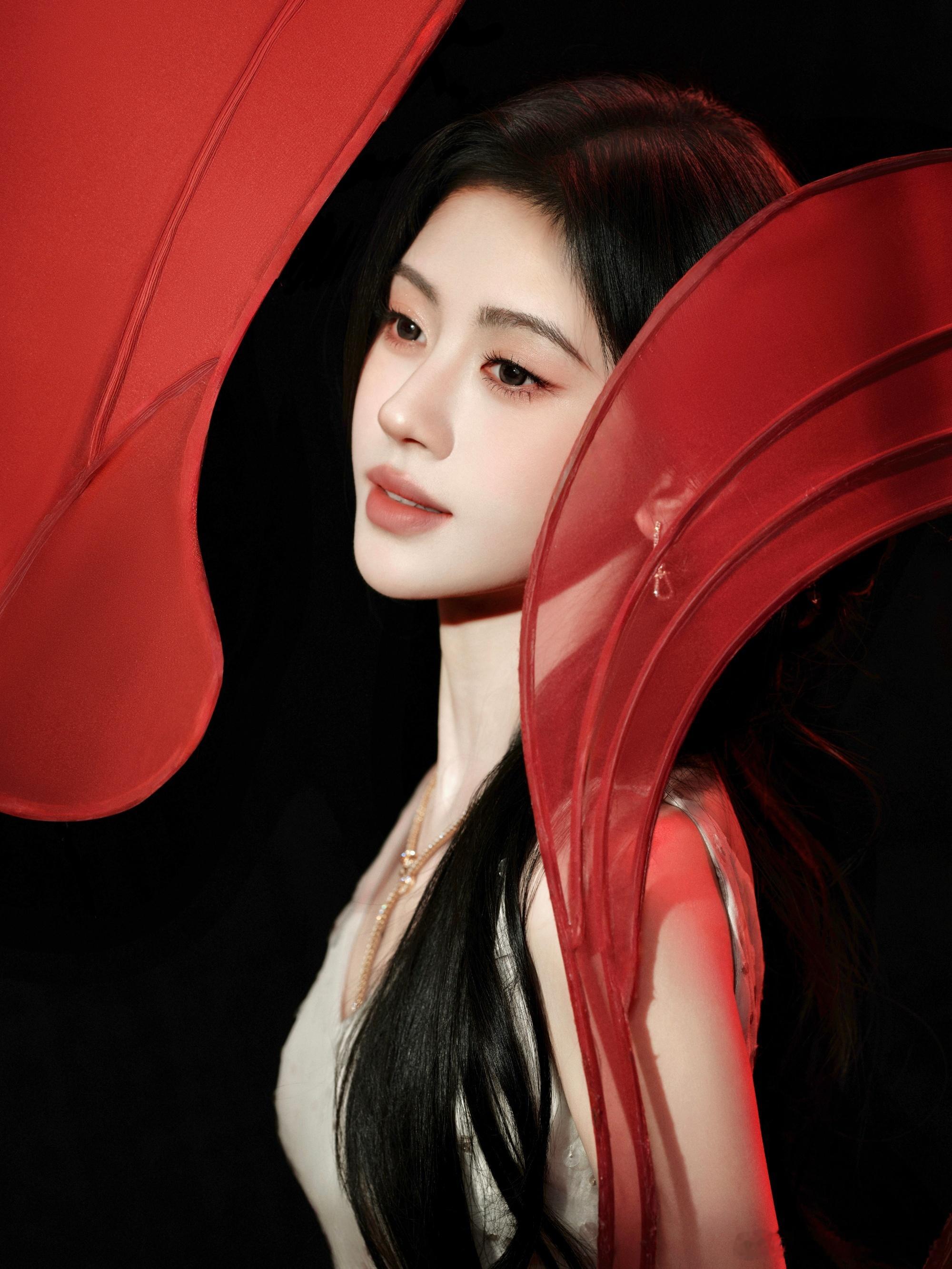 鞠婧祎工作室发图好想此女🥹🥹 工作室终于放饭了！！这个除夕好幸福🥰 