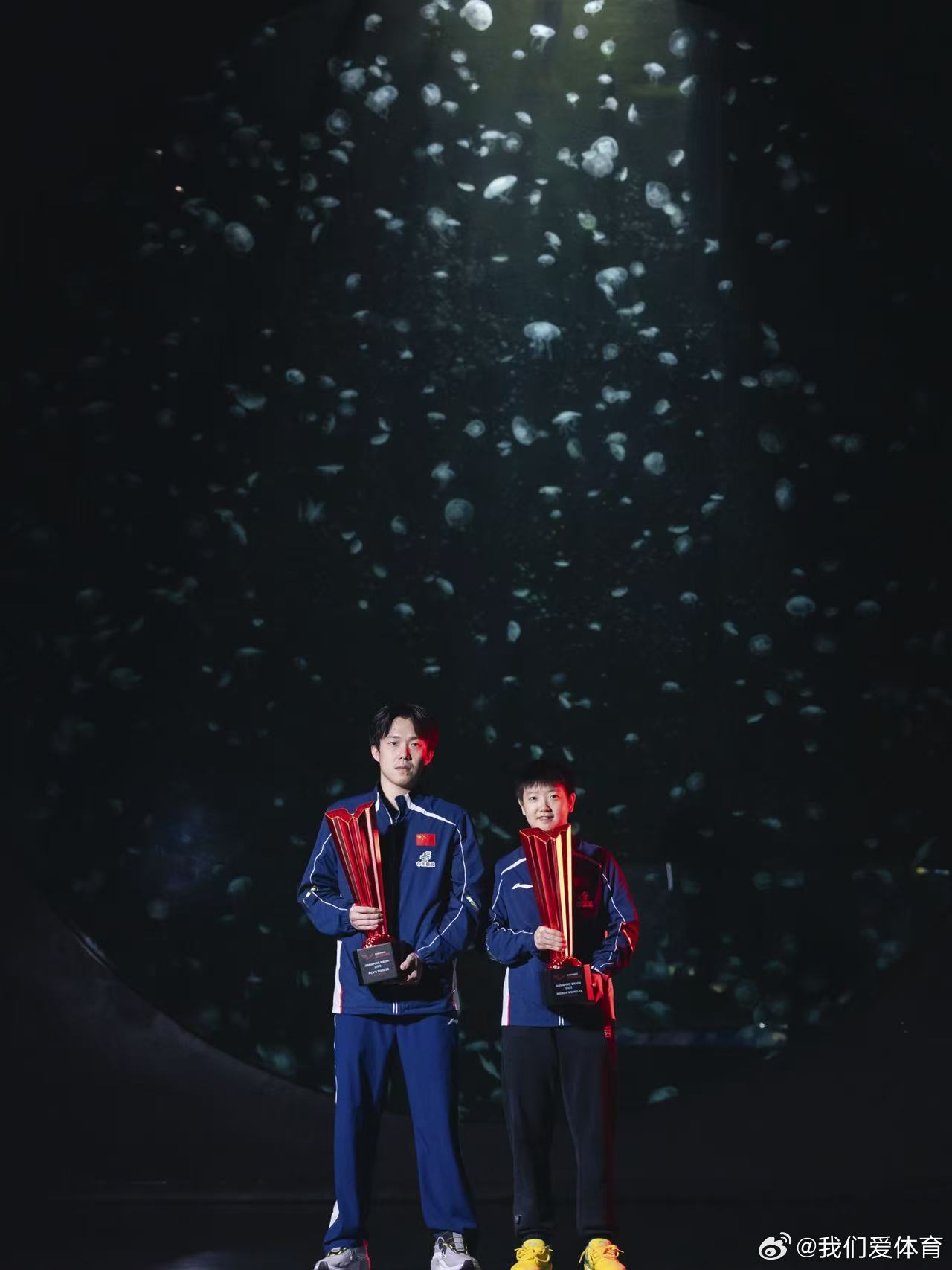 wtt新加坡大满贯2026 男女单打冠军王楚钦、孙颖莎冠军城市照。中国乒乓球梦之
