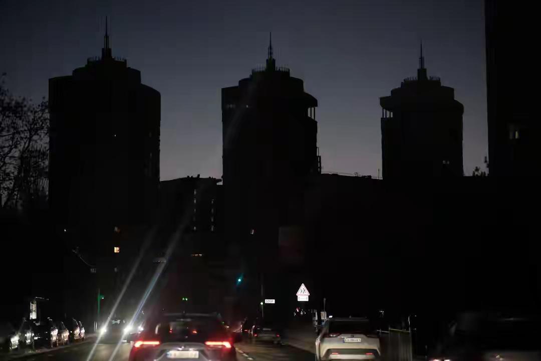 -30℃的基辅超500栋公寓停暖，下水管道冻结！总统市长相互指责，区长建议用猫砂