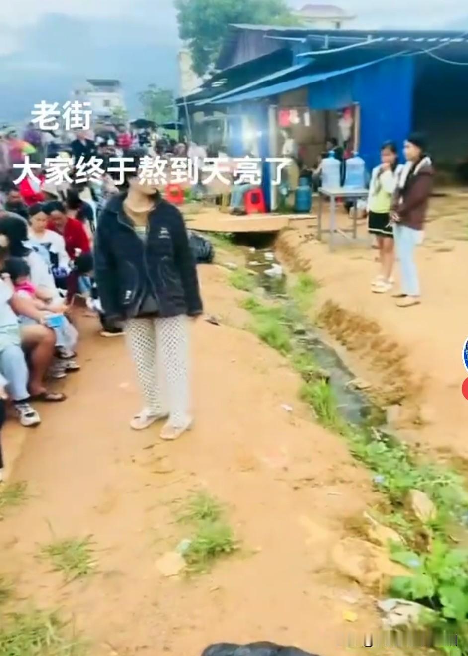 缅北果敢地区排队办证进云南省!

缅北地区的各家民众，其实都想排队进入云南省工作