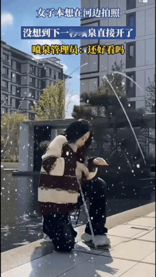 有人使坏，
想看美女的窘态！