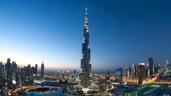 当地时间2月28日，据总台记者消息，世界第一高楼——迪拜哈利法塔已启动人员疏散，