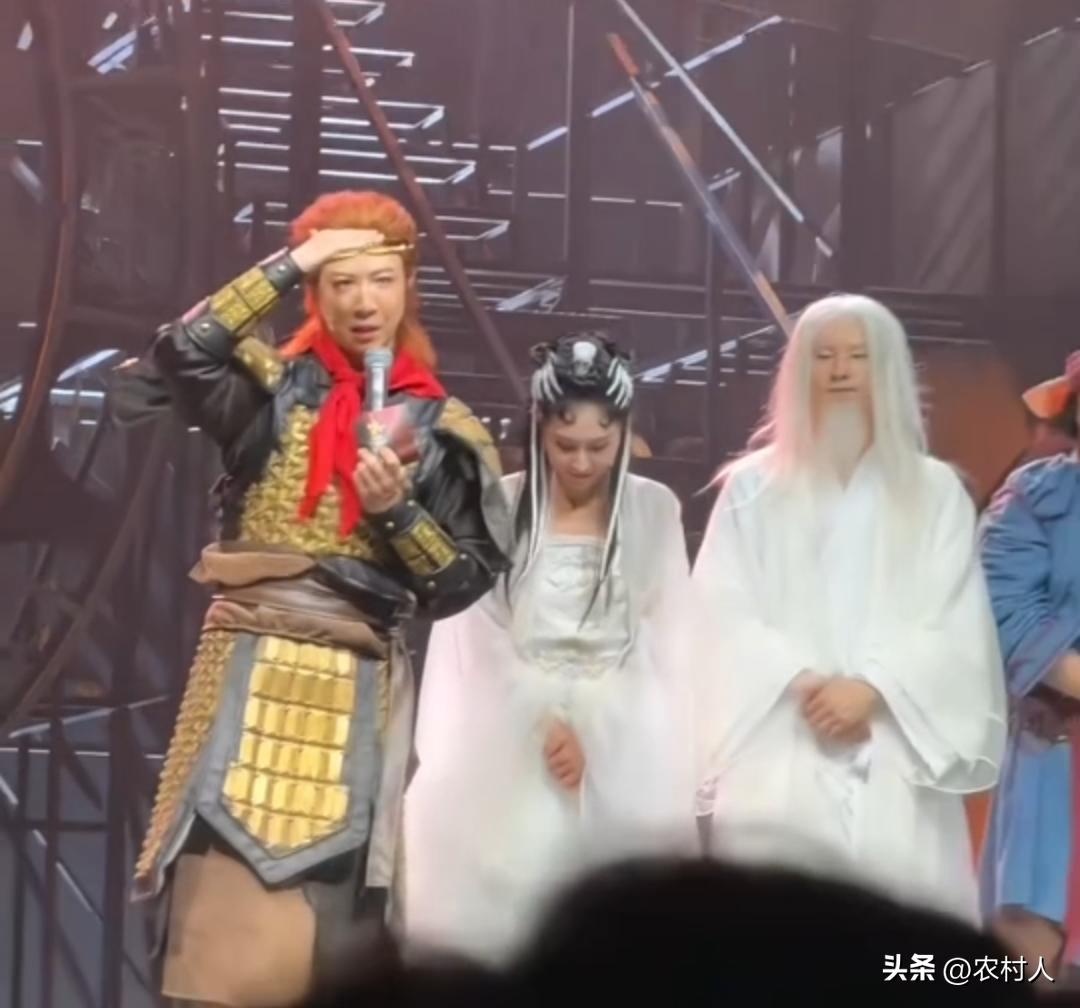 董璇带着10岁的小酒窝，去看继父张维伊的话剧演出。小酒窝自然大方，看得出来她很开