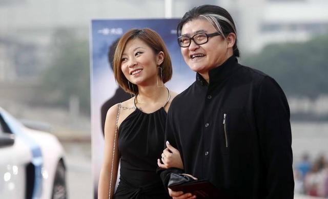刘欢的女儿刘一丝爱染发，她和丈夫在一起，丈夫黑发她红发，发色对比鲜明。