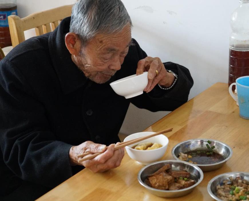 55岁男子，坚持饿肚子不吃晚饭，半年之后，血糖体重变了个样儿

