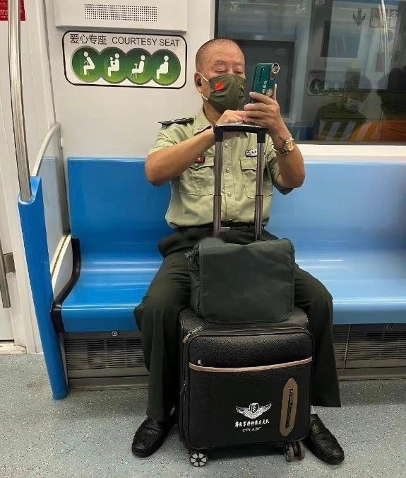 我认真看了老半天，请问你是哪一部分的？ 