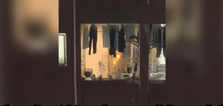 【：充电宝发生自燃】11月17日凌晨，有网民发视频称，宜春学院的宿舍楼内，有寝室