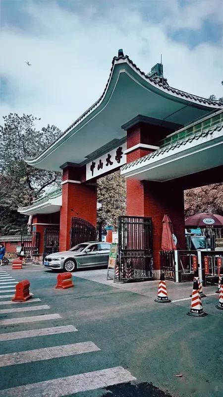 贫困生高消费这事，真得说道说道。就像中山大学那个获助学金的特困生，用苹果四件套还