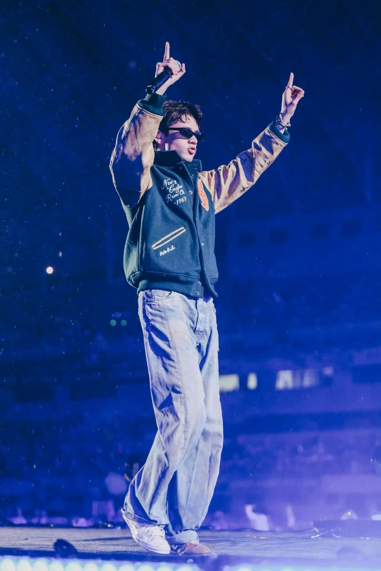 庆怜是懂粉丝想看什么的 庆怜也太宠粉了吧！甜甜笑着答应粉丝的样子，温柔到犯规～庆