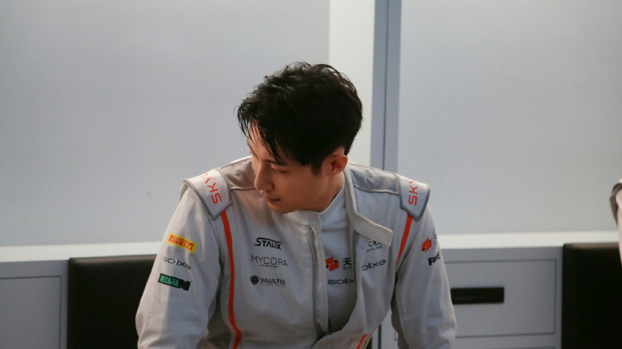 黄景瑜破次元同框黄景瑜张臻东破次元同框！戏里的热血赛车手和原型张臻东梦幻联动，从