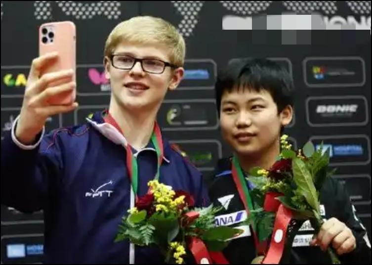 乒乓球19岁以下世界前十，国乒0人。
1.菲利克斯·勒布伦(法国)19岁。
2.