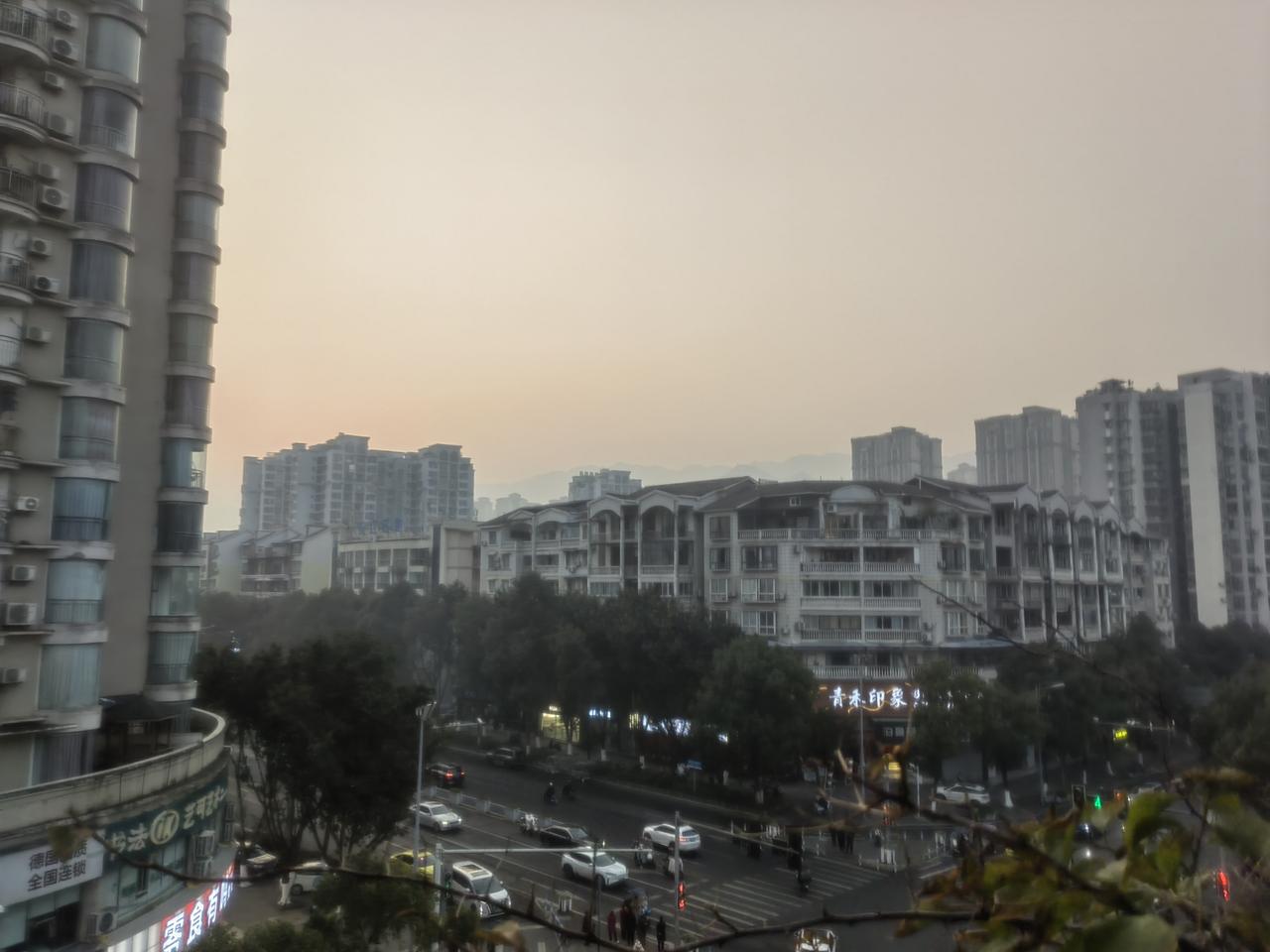 前段时间，天气挺好的，都是晴天，整天都太阳当空照，给人温暖如春的感觉。
    