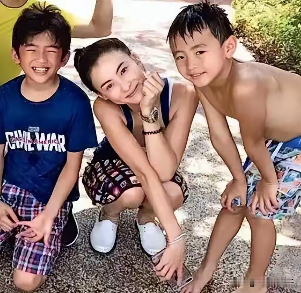 在2025年12月的综艺《一路繁花2》中，张柏芝抛出的“我要生到我不能生为止”宣