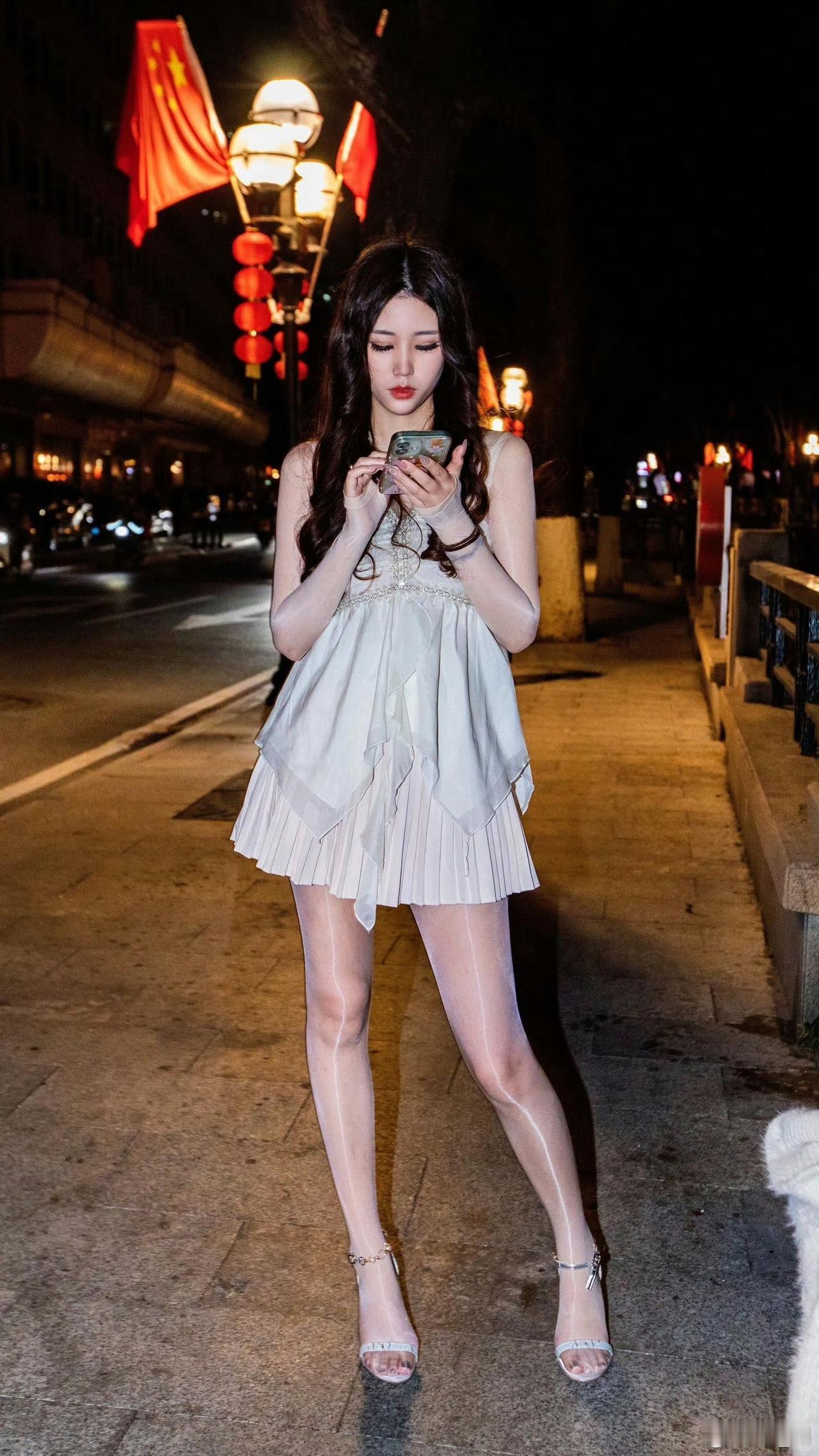 为夜晚的街头增添了一抹亮色 ​​​时尚穿搭,今天出门穿什么?
