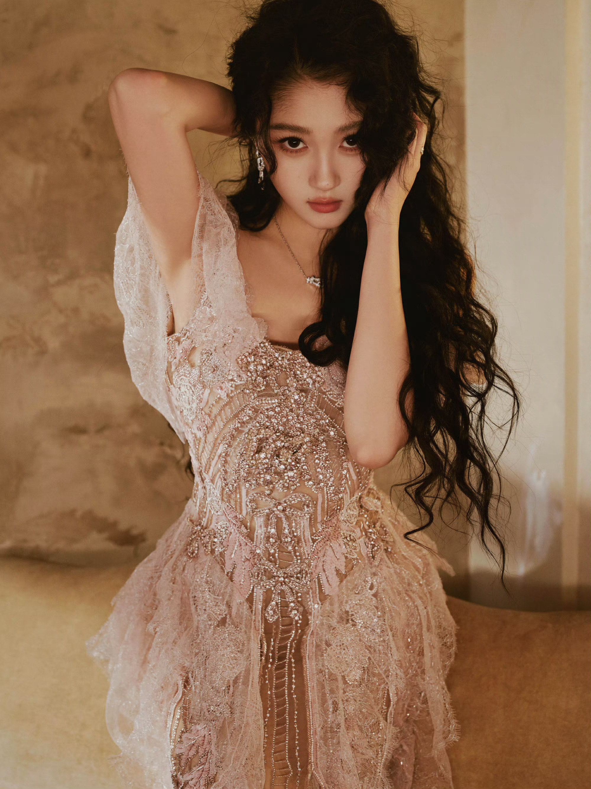 关晓彤 × 微博之夜 晓彤的第十套 ES 高定来了！今日微博之夜上身Elie S