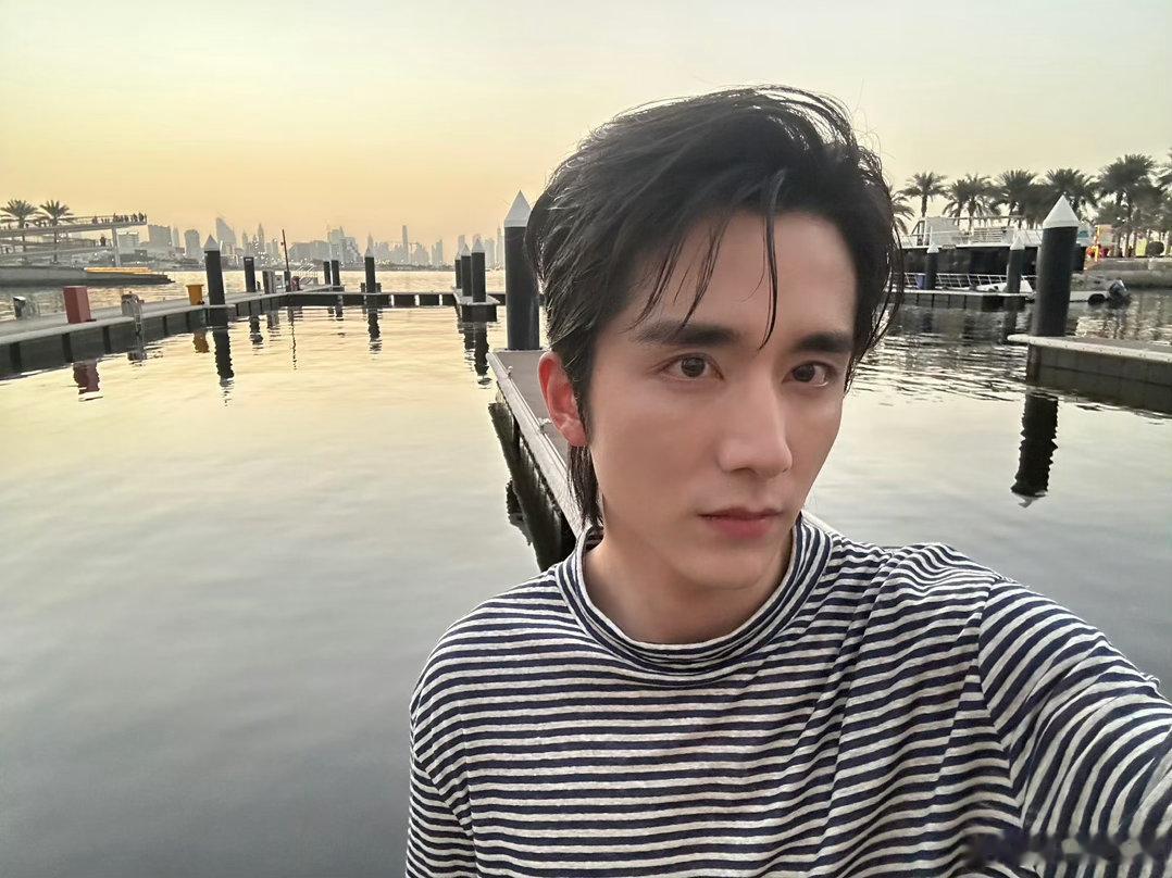 张新成说不应该给自己设限张新成说自己现阶段是向着光成长 . 打磨舞台，忠于自我，