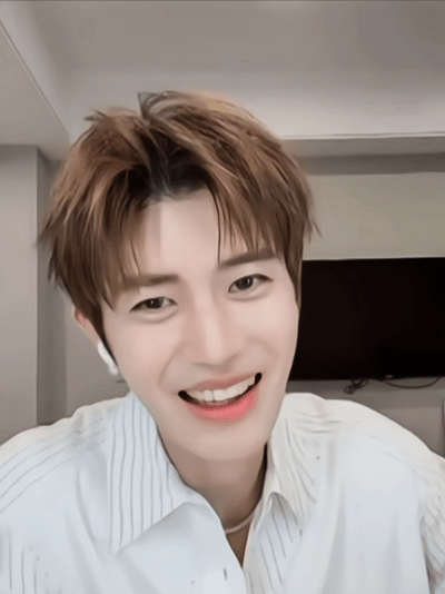 任嘉伦[超话] 看任嘉伦李成笑的多开心😁 ​​​