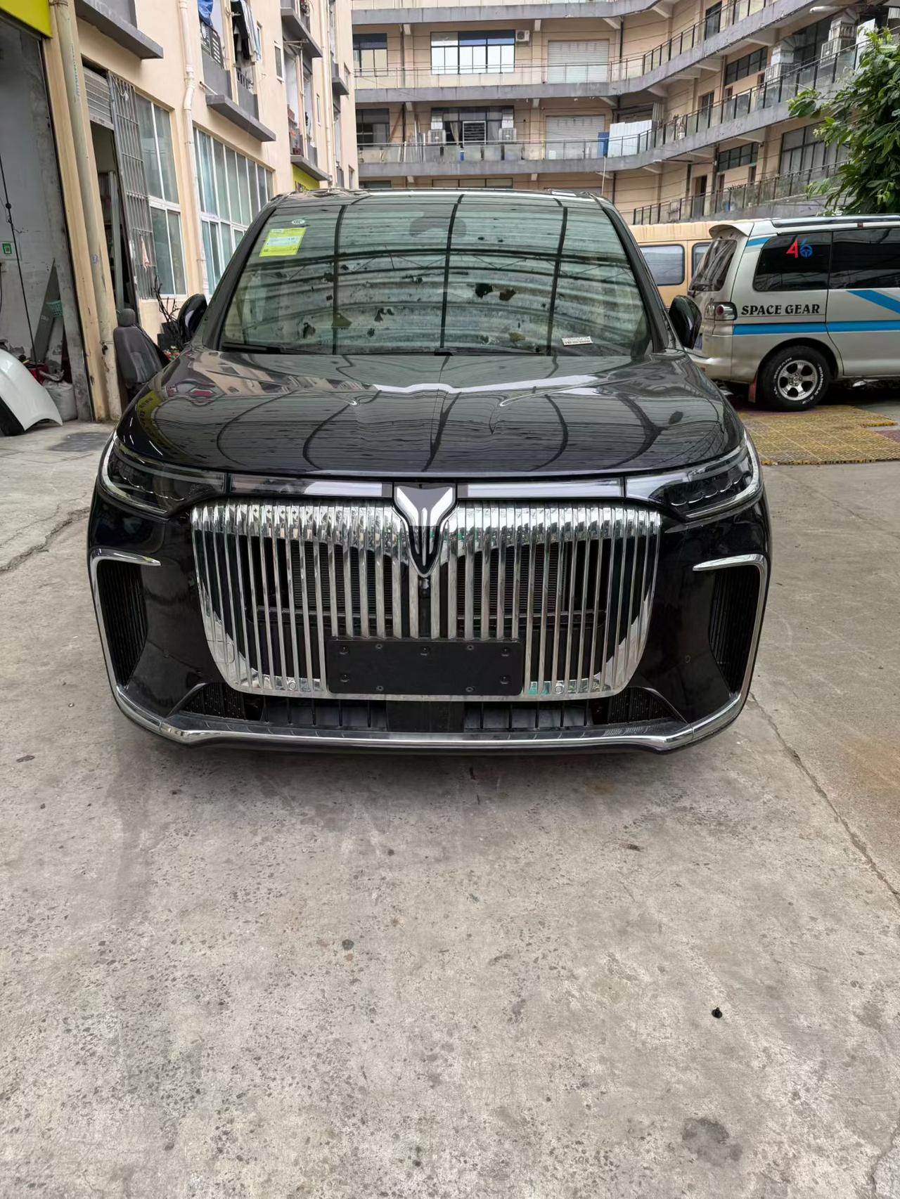 25款岚图 梦想家，四驱尊贵
鲲鹏版 PHEV，旭日紫驼棕
指导价359900 
