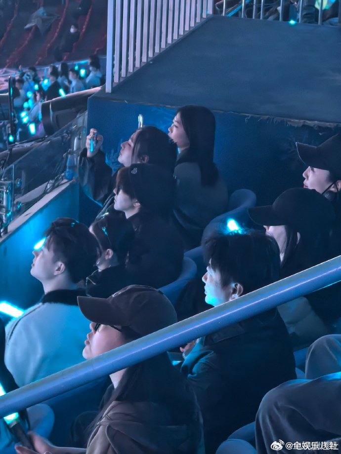 歌手导演洪啸看张杰演唱会洪啸现身张杰演唱会，梦回杰哥歌手名场面，期待再同台炸场洪