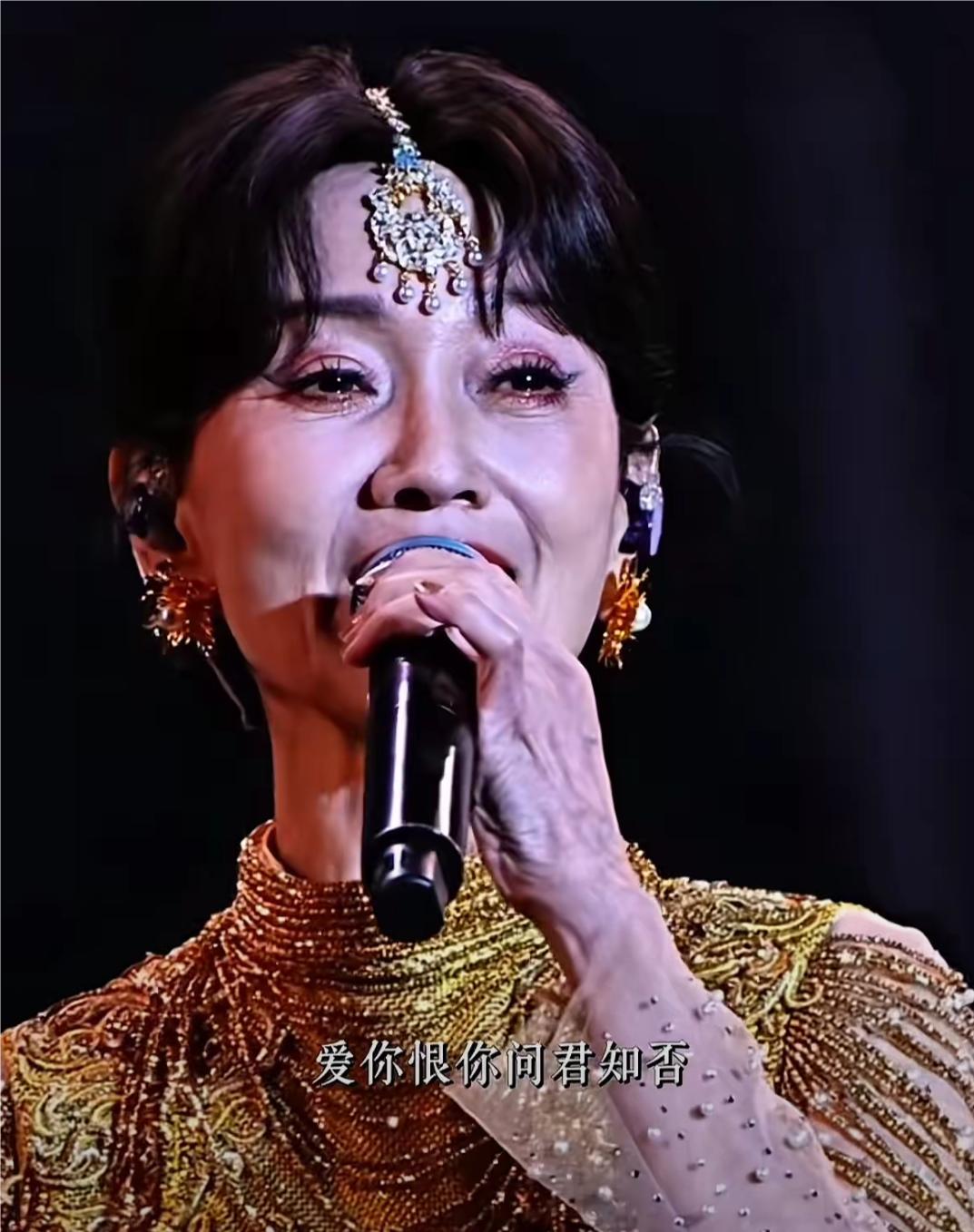 哪有什么岁月不败美人，“冻龄女神”离开滤镜，美颜，还不是老了。