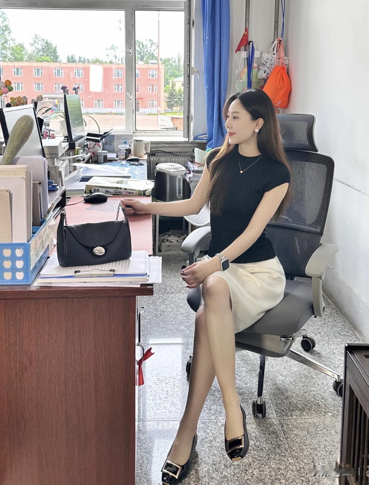 工作时间拍一下美景美拍眼神自然，状态松弛，客流少就把景拍大；正面拍时稍微低头，嘴