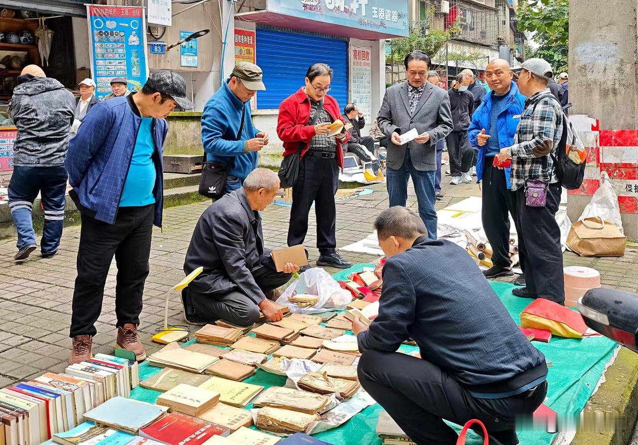 《兴旺的古玩市场》近年来内江甘泉寺古玩市场规模逐渐扩大，经营品种也由单纯古玩增加