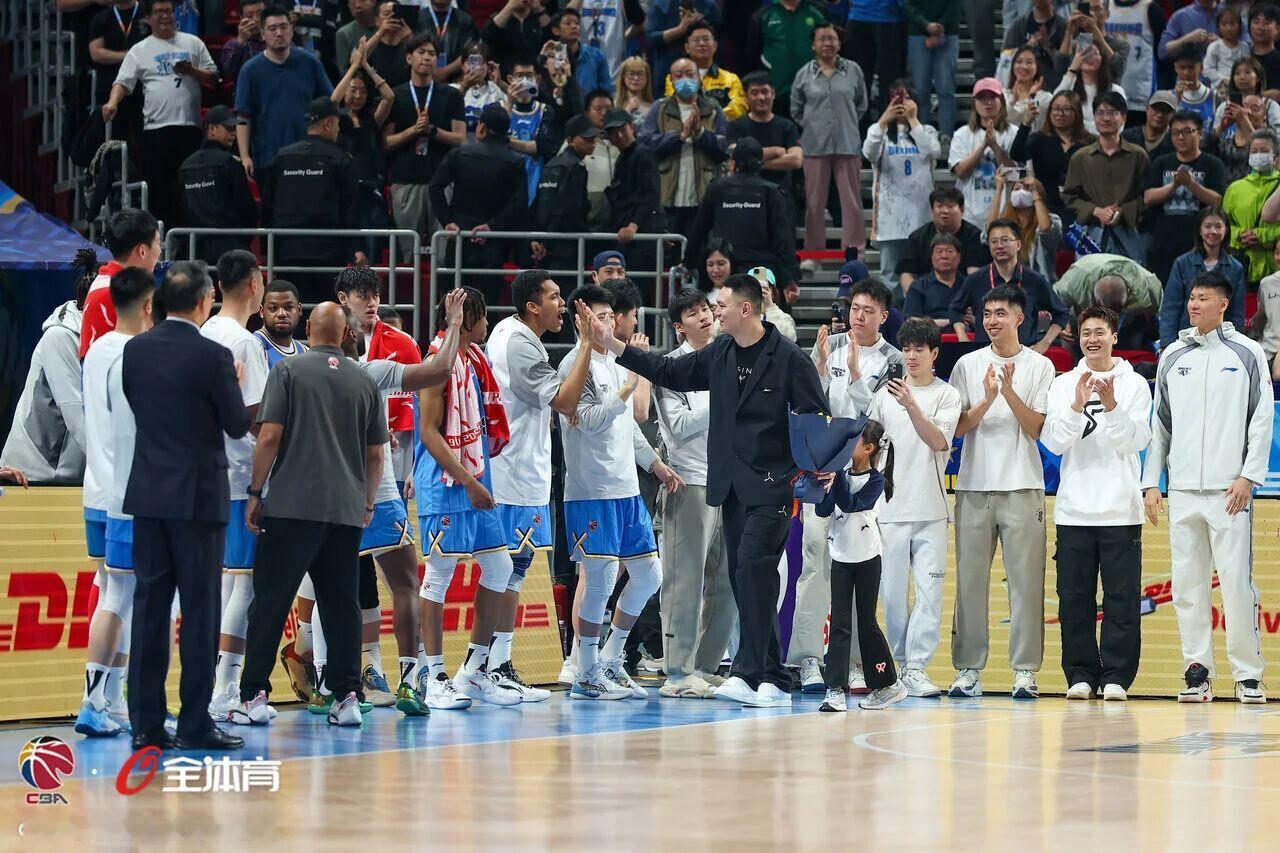 昨晚朱彦西退役仪式 最高光时刻是最后，他环绕球场一周致敬球迷，然后手痒要来一颗球