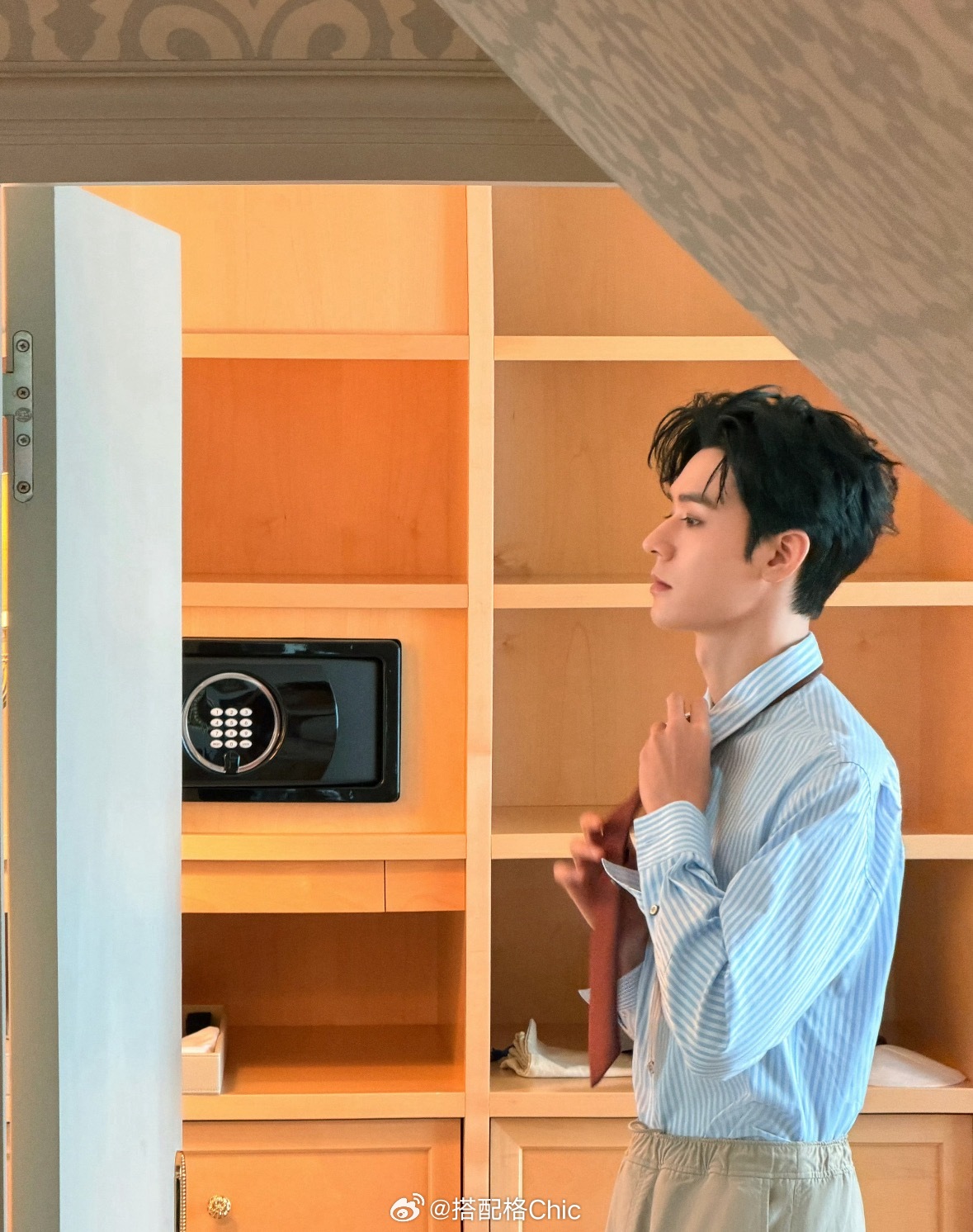 大秀直击男装周巴黎时装周 龚俊身着LV 2026秋冬男装浅灰成套西装，内搭蓝白条