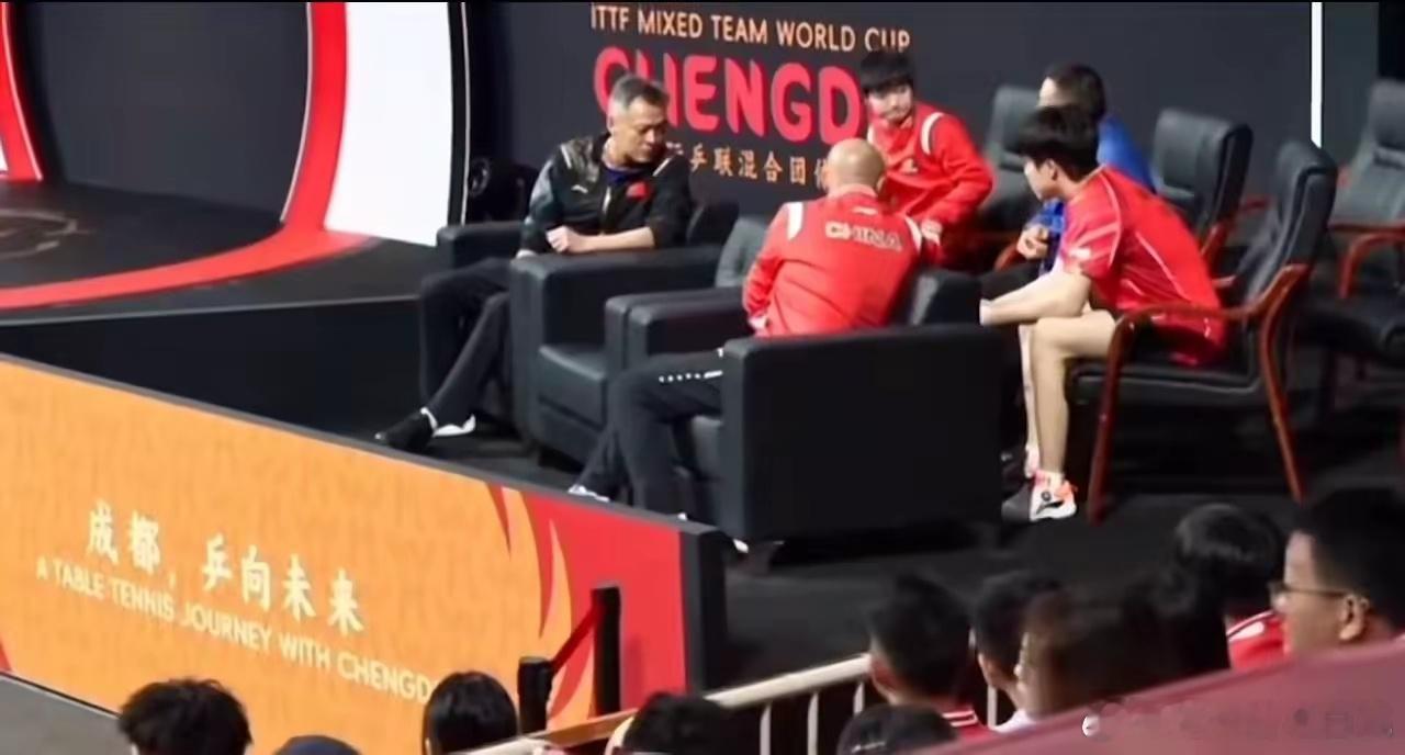 乒乓比赛，混双是最难打的，毕竟男女技术、力量悬殊摆在那里。台上4个人，女生要接住