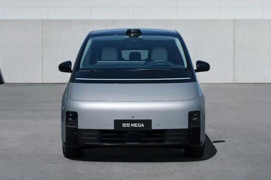 闫闯炮轰李想：我不认同你说的光明与黑暗