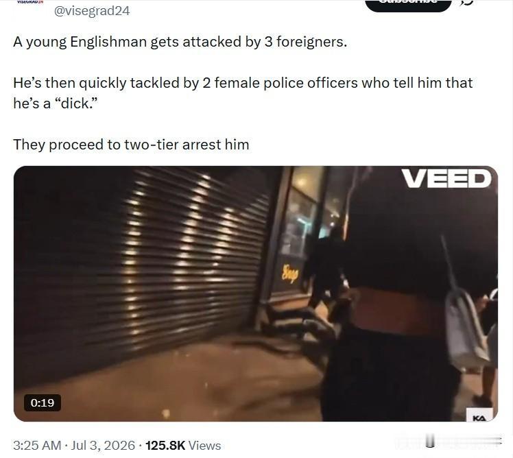 一名英国年轻男子遭到三名外籍人士袭击。
 
随后两名女警察迅速将他扑倒在地，还骂