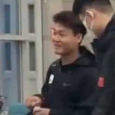 北京时间11月29日，中国男篮已经抵达韩国，他们将在客场与韩国男篮进行二番战。世