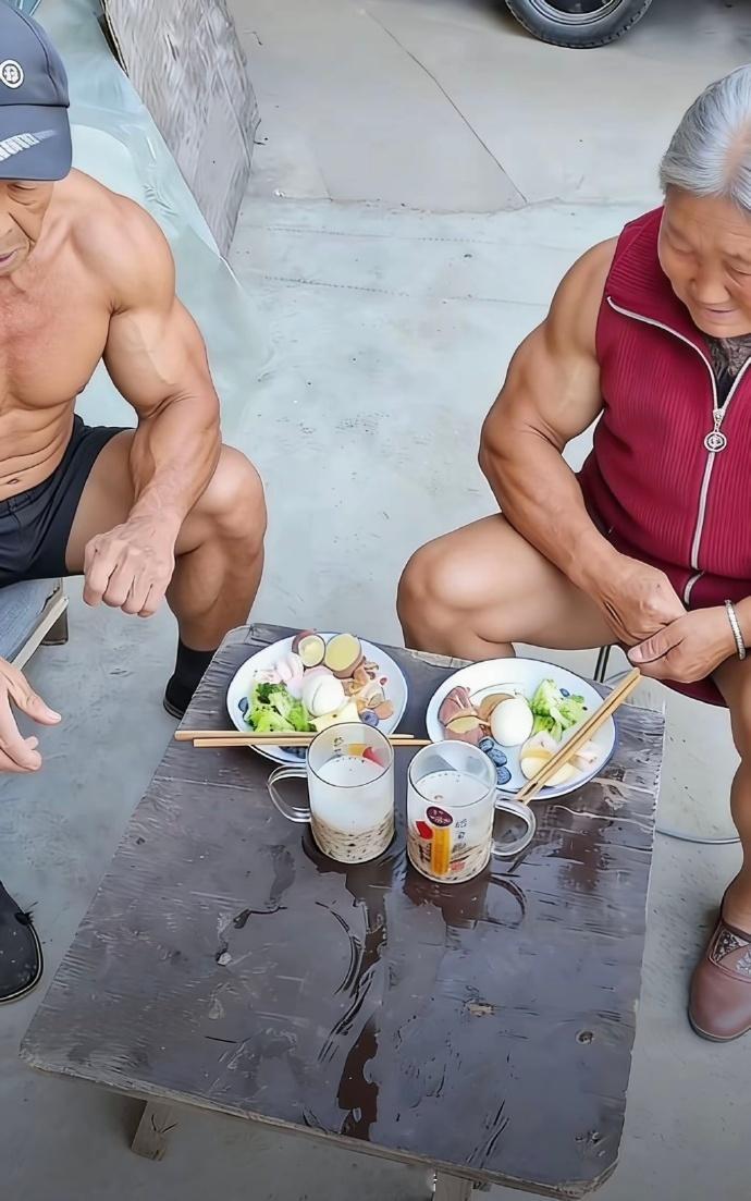 爷爷到地头还没轮起来镰刀低血糖就犯了 