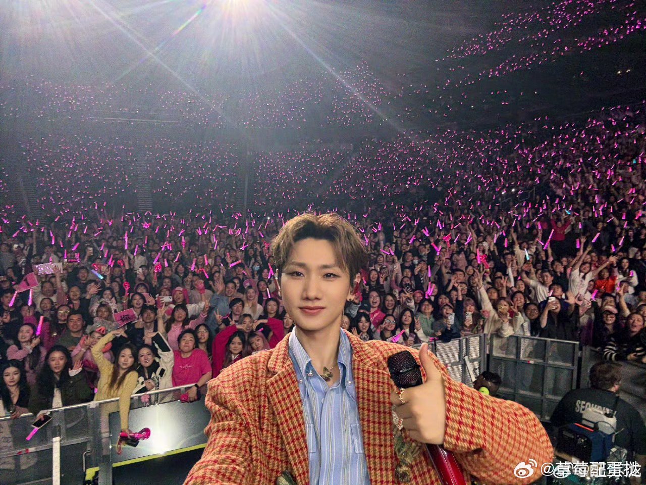 汪苏泷读了网友写的长文 汪苏泷演唱会读粉丝长文，网上冲浪看到的感动现场分享，宠粉