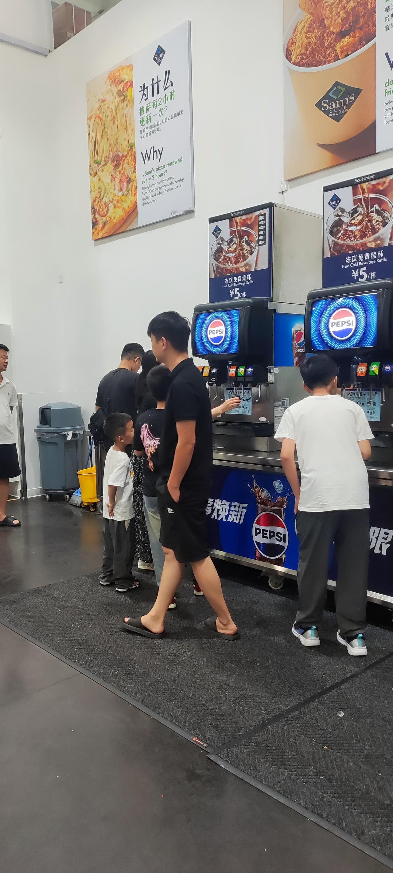 今天天气阴沉，时不时下雨，就在家里督促孩子做作业。
五一小长假，孩子的老师布置的