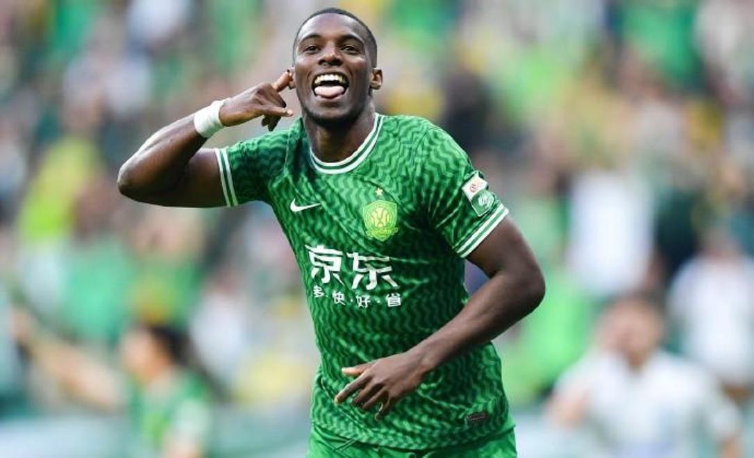 “外援大比拼，谁才是中超赛场的真‘大腿’？🤩”足协杯后，上海申花球迷拿法比奥对