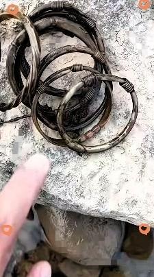 广东，一男子到野外河边钓鱼，下竿没多久就感觉鱼线有拉扯，以为是大鱼，用力一拉，后