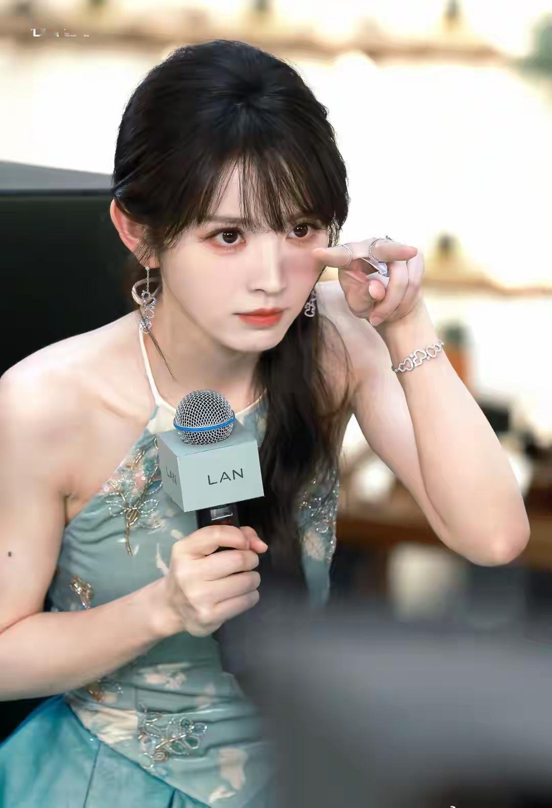 [送心]田曦薇[爱慕]这套衣服虽然“便宜”，但充分展示了——力量感[加油]虽然瘦