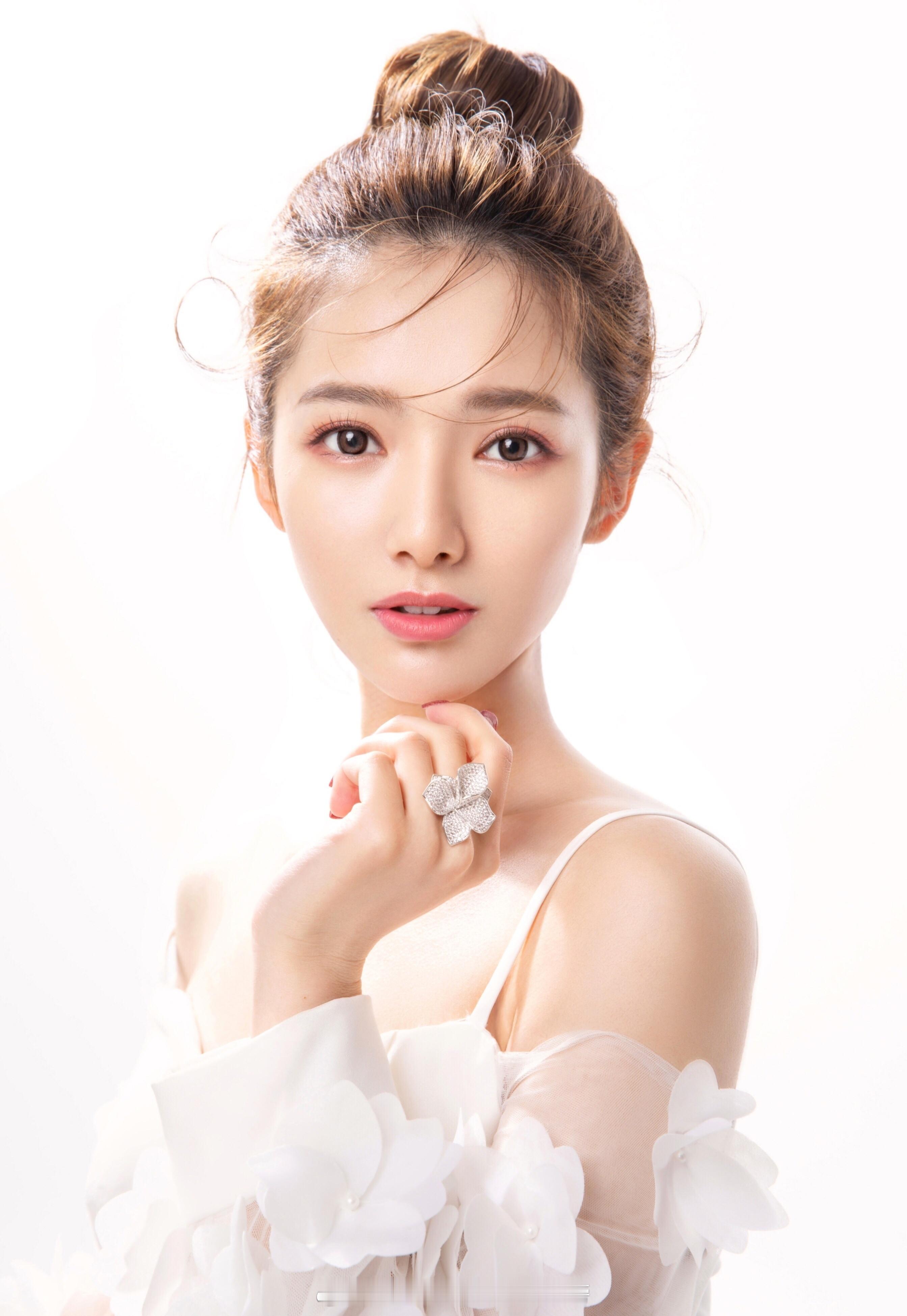 张婕婕，中央戏剧学院，身高165cm，体重40kg，漂亮的天秤座小姐姐，来自云南