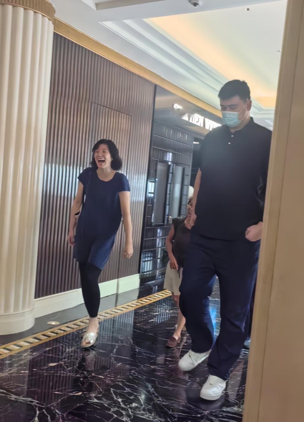 46岁姚明和家人现身上海半岛酒店，他和老婆叶莉并肩走路，有说有笑的，氛围看起来超