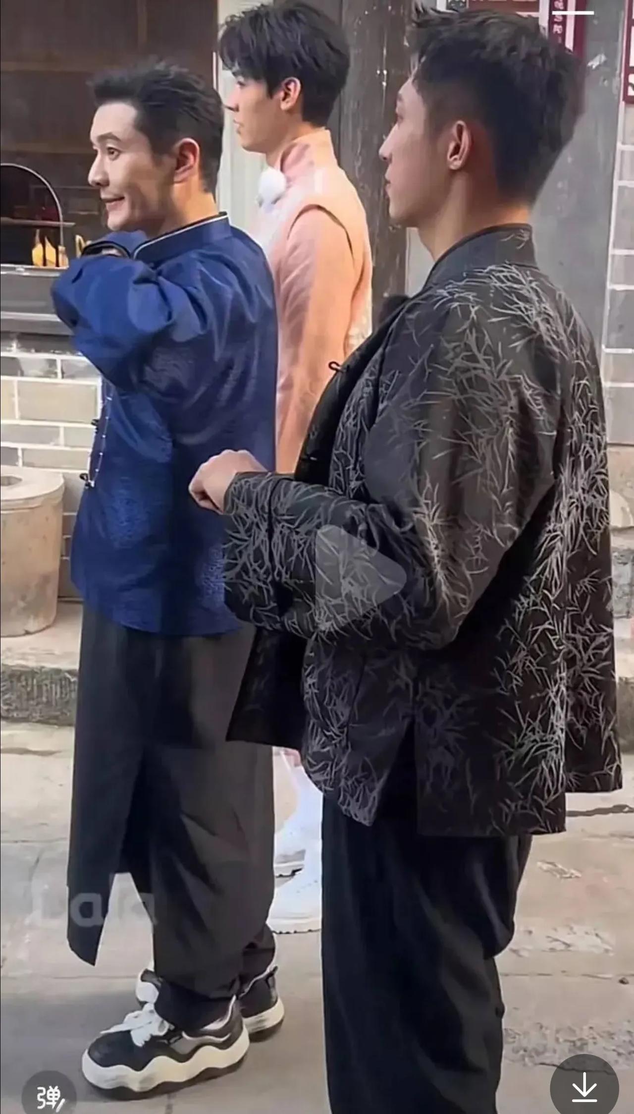 黄晓明对自己身高真的很在意吧，看网友分享的照片，哪怕穿了传统的服装，鞋子也得是那