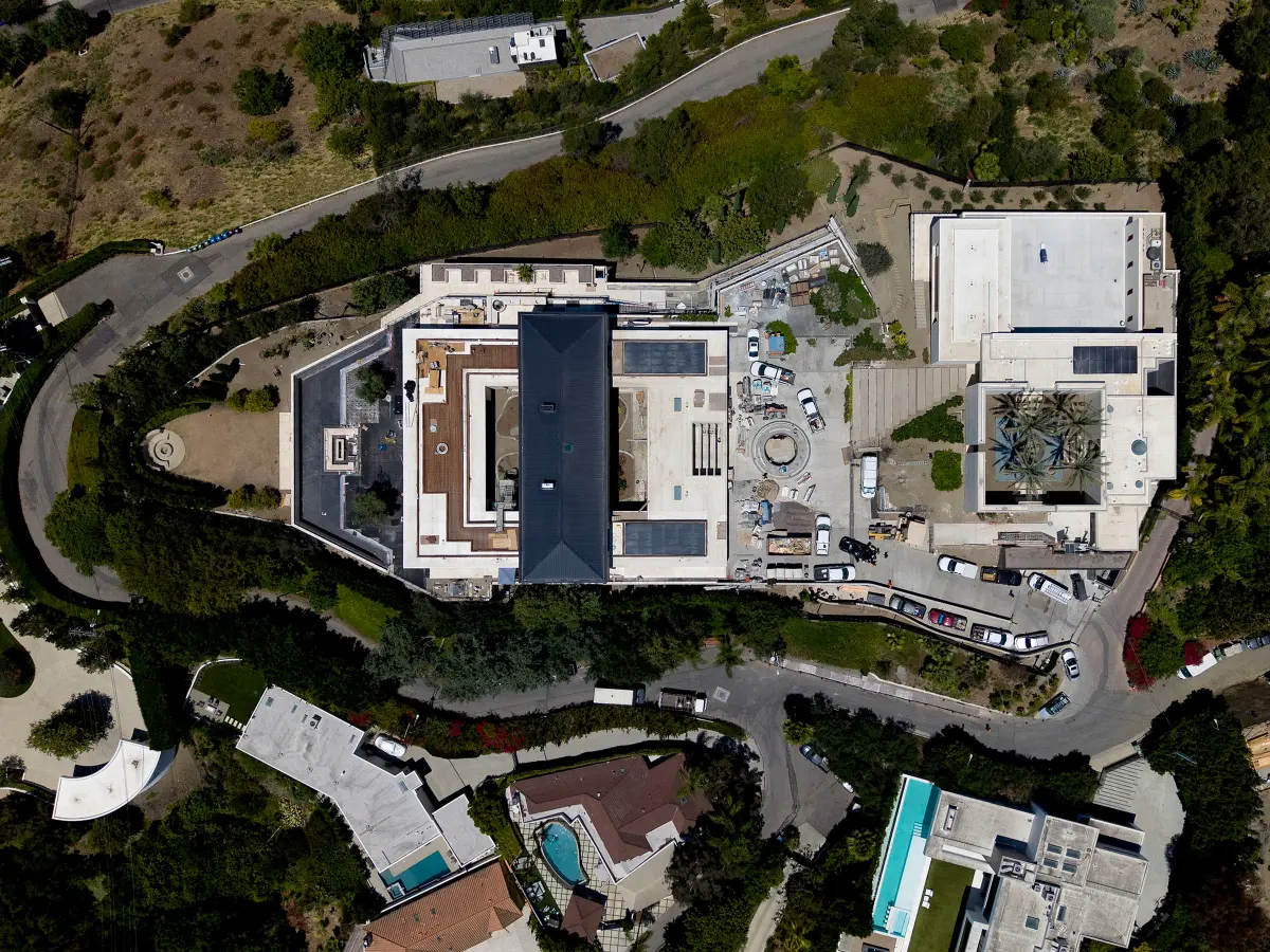《加州邮报》报道詹姆斯比弗利山庄的宅邸地块施工进度：本周大批施工人员、工程卡车与