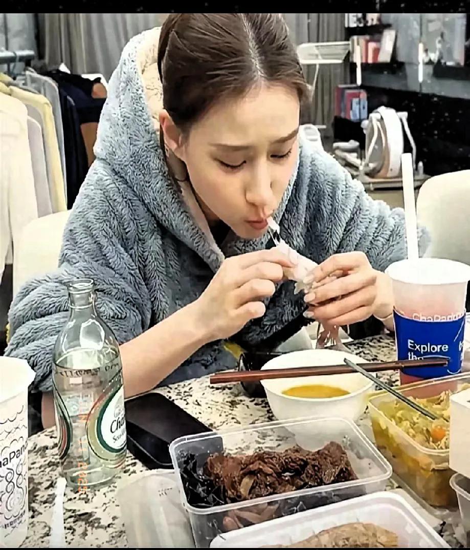 何超莲晒出的普通一顿饭实际上是普通人一辈子吃不到的，因为其奢华程度和价格远超普通