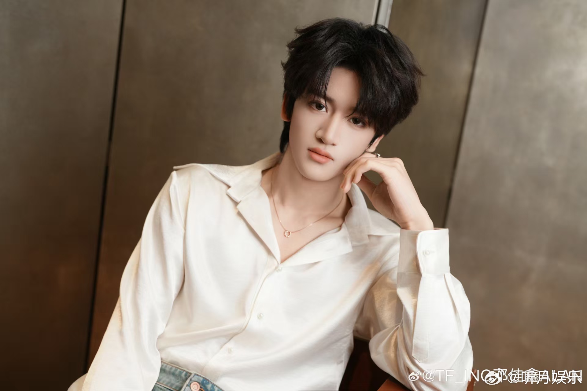 邓佳鑫直播他在镜头前温柔又从容，唱歌时专注，聊天时真诚。细节里全是温柔与教养，这